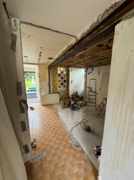 Suppression d’un mur porteur et installation d’un IPN pour agrandir et moderniser une pièce.