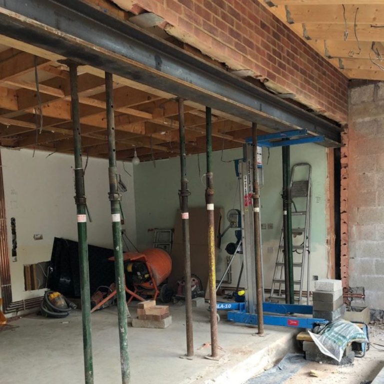 Installation d’un IPN pour une ouverture de mur porteur, garantissant solidité et sécurité.